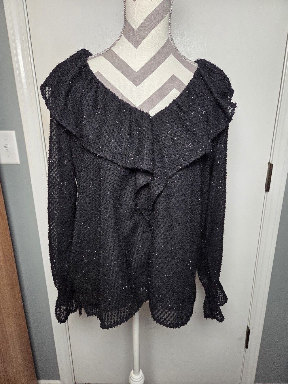 NWT LOFT V-Neck Shimmer Clip Ruffle Blouse Size Medium